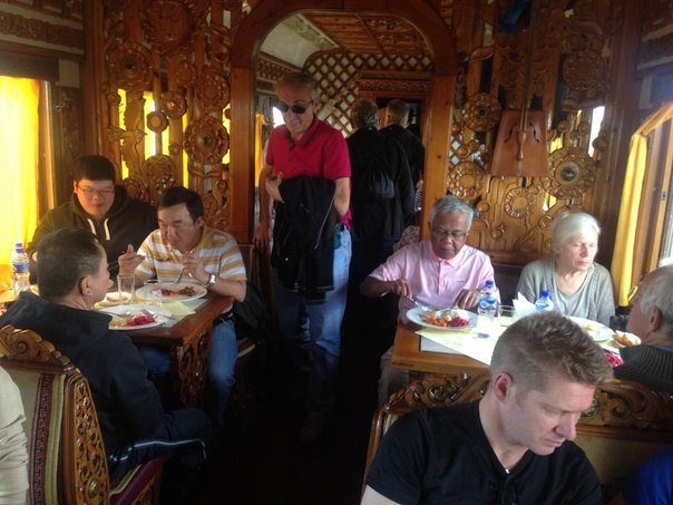 Transiberiana. Dentro il ristorante al treno mongolo-cinese.
