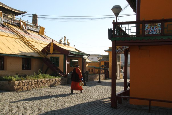Transiberiana. Mongolia. Ulan-Bator. Il monaco alla chiesa buddista