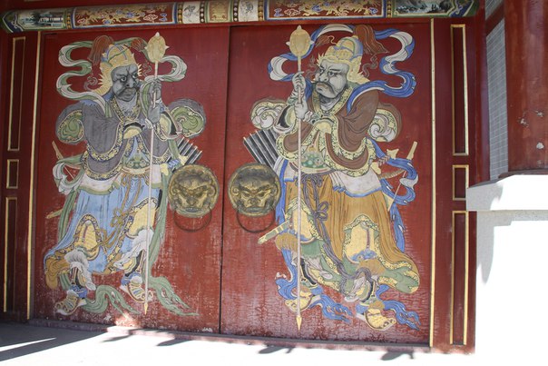 Transiberiana. Mongolia. Ulan-Bator. La chiesa buddista - le porte