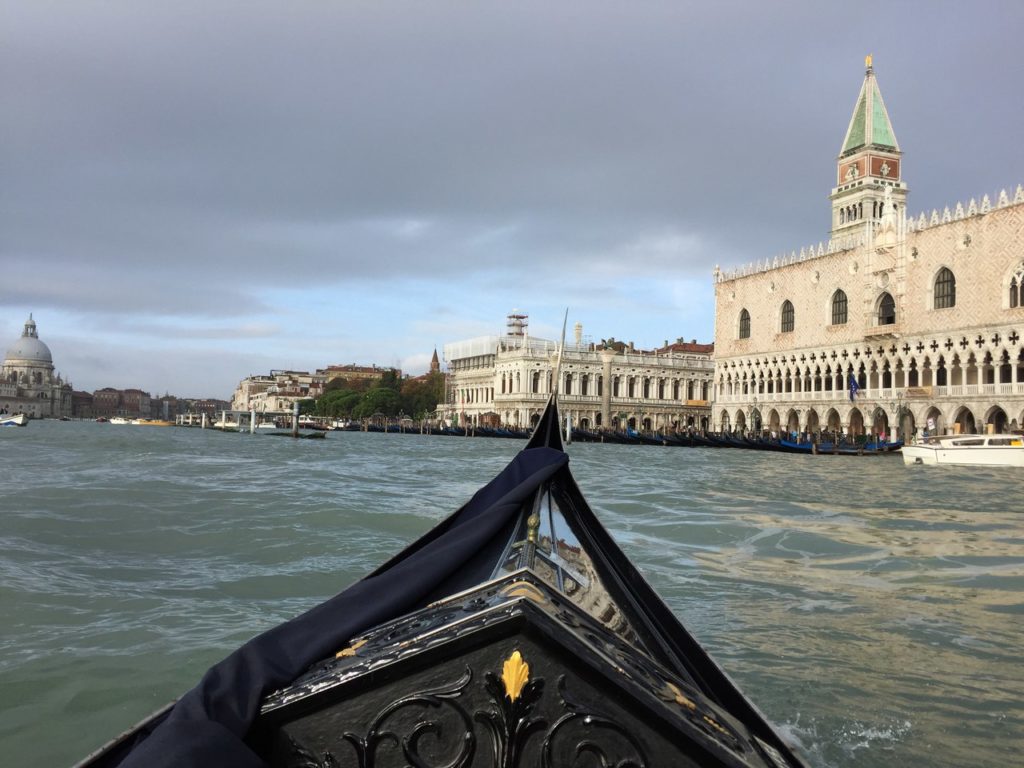 Венеция, Италия, вид с гондолы прогулка