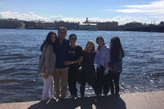 Il panorama sul fiume Neva - con una famiglia messicana