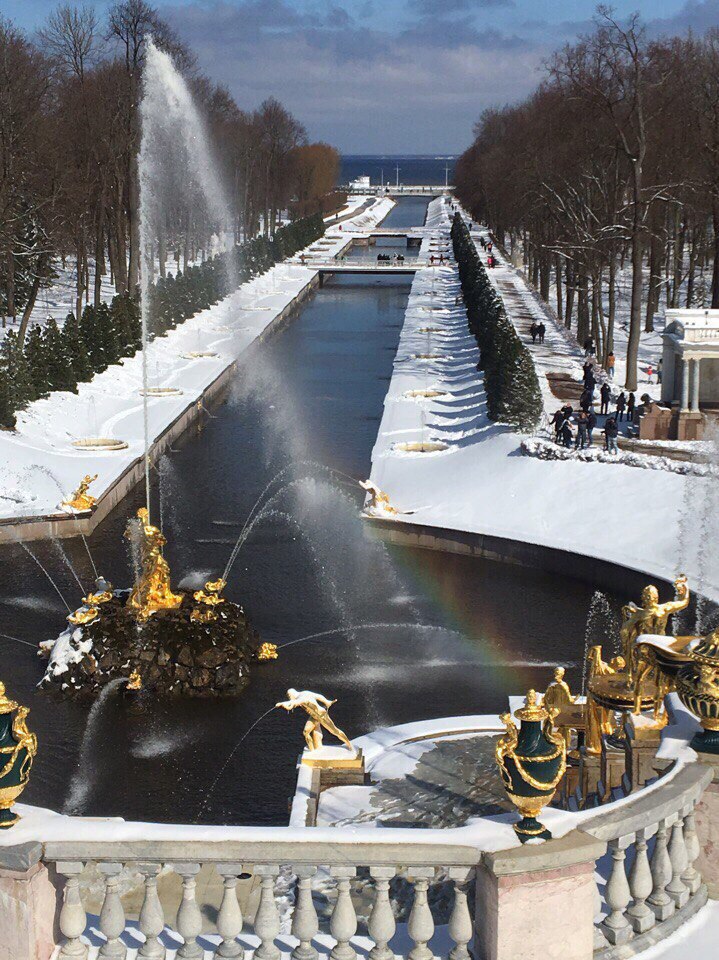 петергоф под снегом фонтаны работают