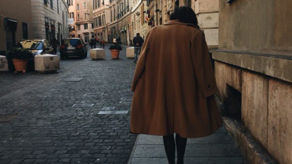 итальянская девушка женщина стиль мода пальто